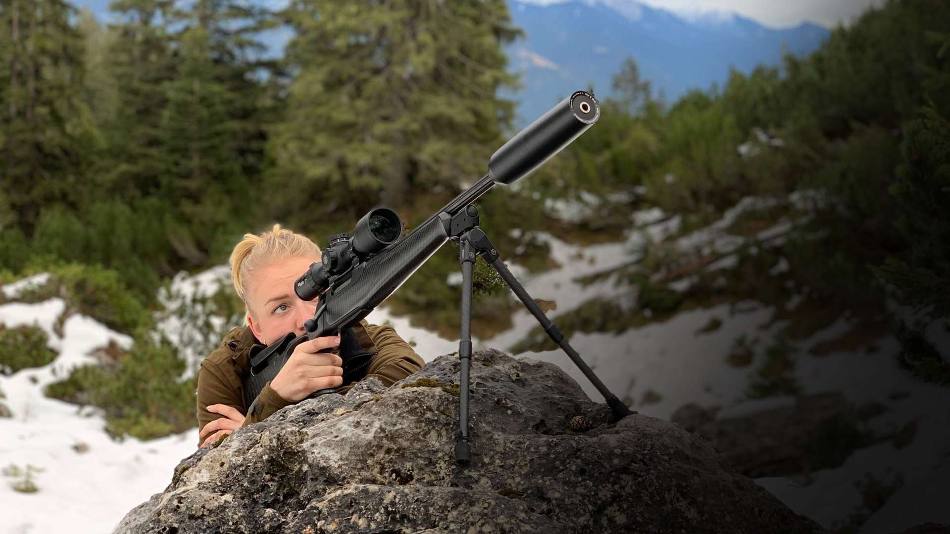 Jæger der ligger med en bipod